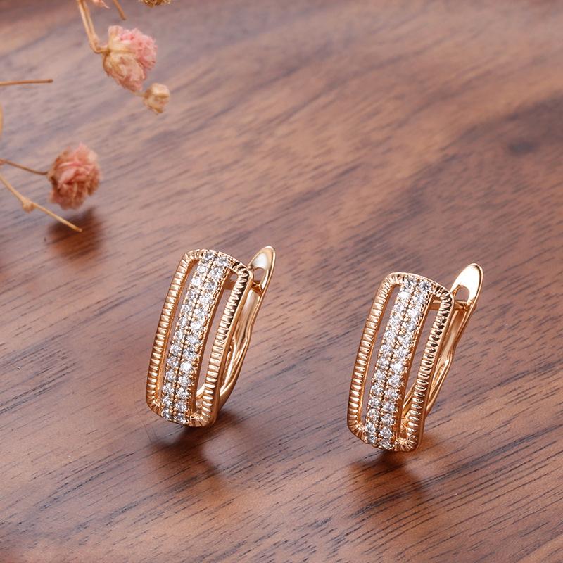 Copper-plated real gold micro-inlaid zircon earrings for women, fashionable hollow double-row diamond D-button earrings jewelry.