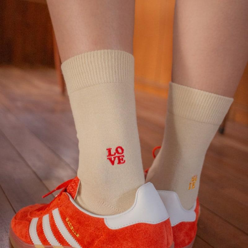 SNOOZY Lovehate Embroidered Socks (Beige)