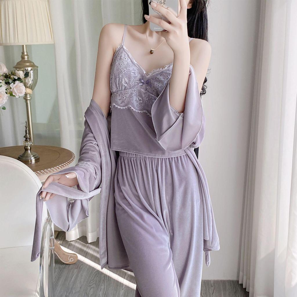 Zestaw trzyczęściowy: złoty aksamitny koronkowy top na ramiączkach i długie spodnie. Damska odzież domowa na jesień/zimę.