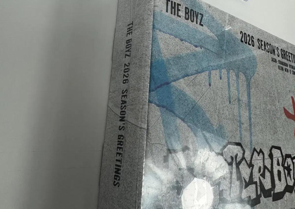 THE BOYZ 2026 Grußkarte (Ungeöffnet) + 1 Vorbestellungs-Fotokarte (Zufällig)