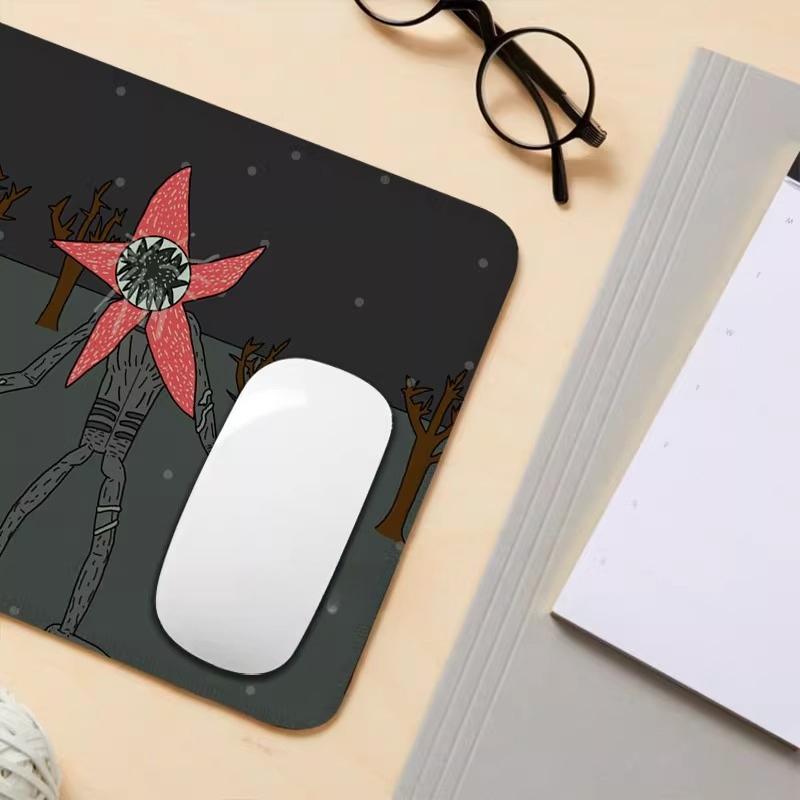 Stranger Things Amerikanisches Drama Peripherie Leder Mauspads Klein Schreibtisch Tischunterlage Randverriegelung Rutschfestes Mauspads Stranger Things Kreatives Mauspads