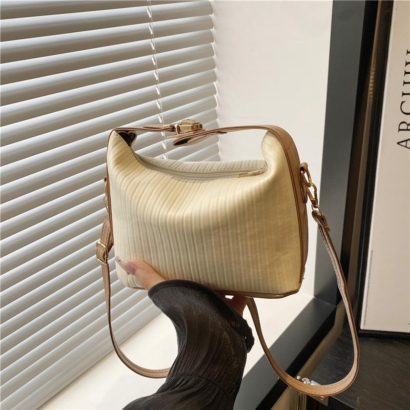 

Today s popular fashion handbags spring new versatile messenger bags casual bags women s bags tide бежевий
