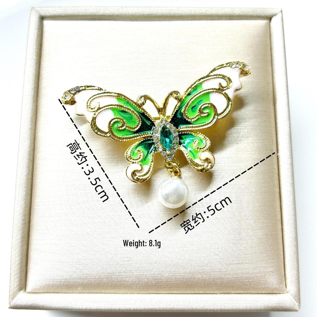 "Koreańska kreskówkowa broszka motyl z perłą i emalią - Modna przypinka do garniturów i kurtek"