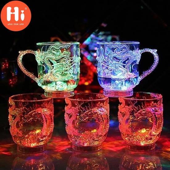 Hei LED Blinkende Fargeendring Vannaktivert Light Up Dragon Øl Whisky Cup Krus