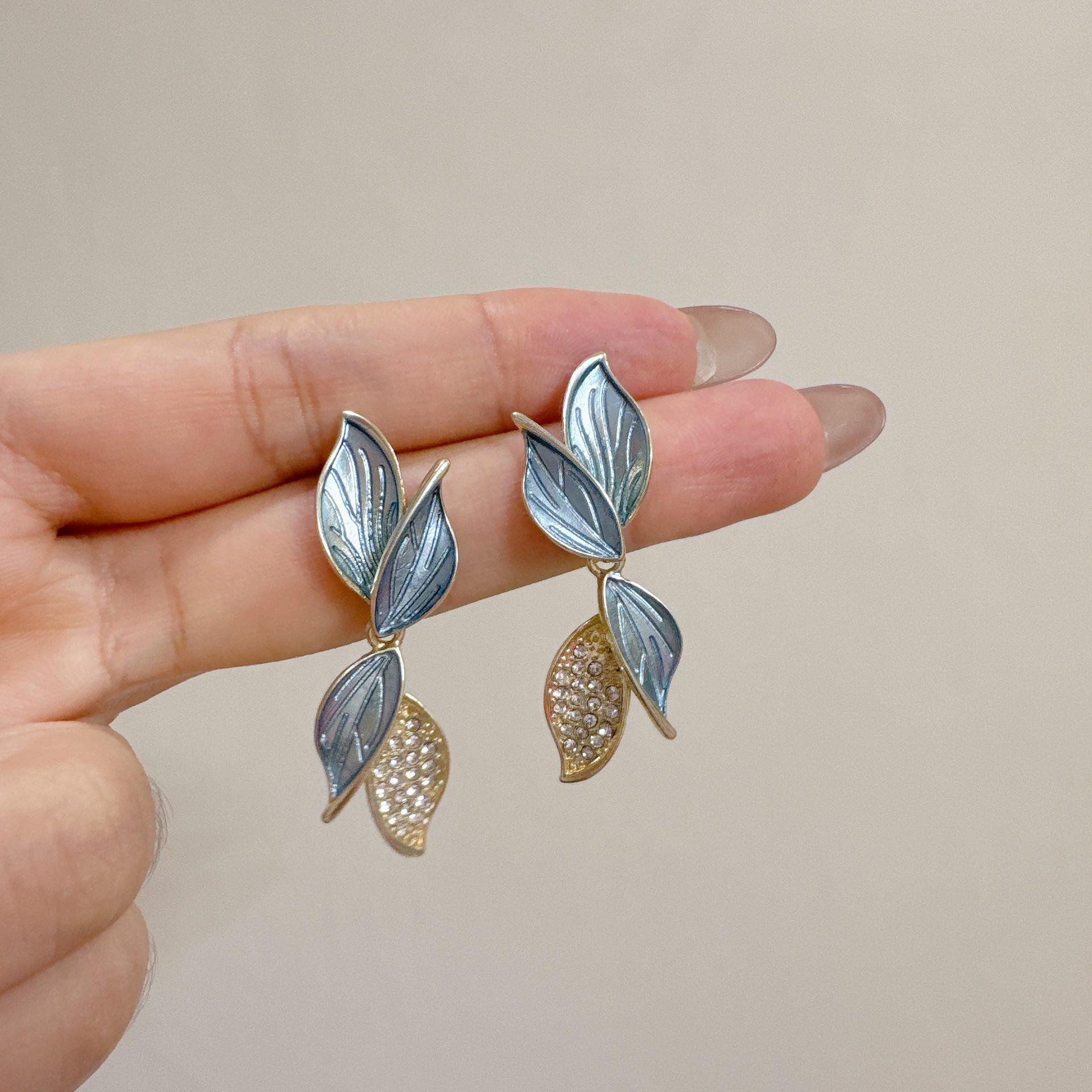 

Модные серьги-подвески в виде листьев для женщин, хрустальные эмалевые серьги с масляной синевой и белым цветом, длинные серьги-подвески для свадебной вечеринки, украшения для индивидуальности растений