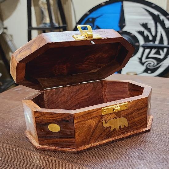 Vakkert stylistdesign av tre Håndlaget smykkeskrin i tre og messing. Julegave
