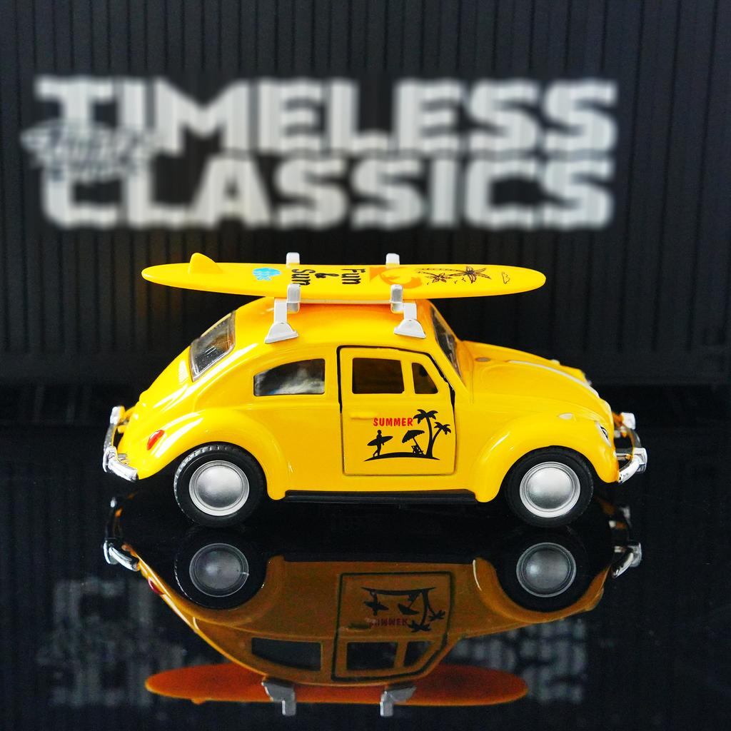 Vintage 1:32 Yellow Beetle Diecast Car With Surfboard Retro Pull-Back Model Toy Open Doors Collectible For Kids Car Fans