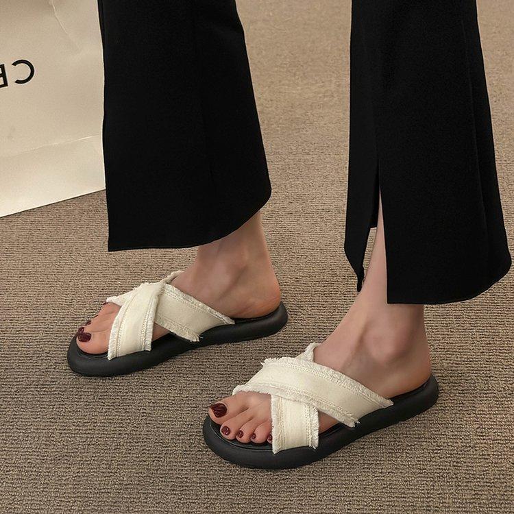 Stepping on shit feeling thick-soled cross slippers women's summer wear 2025 new fashion versatile flat-bottomed casual beach cool slippers