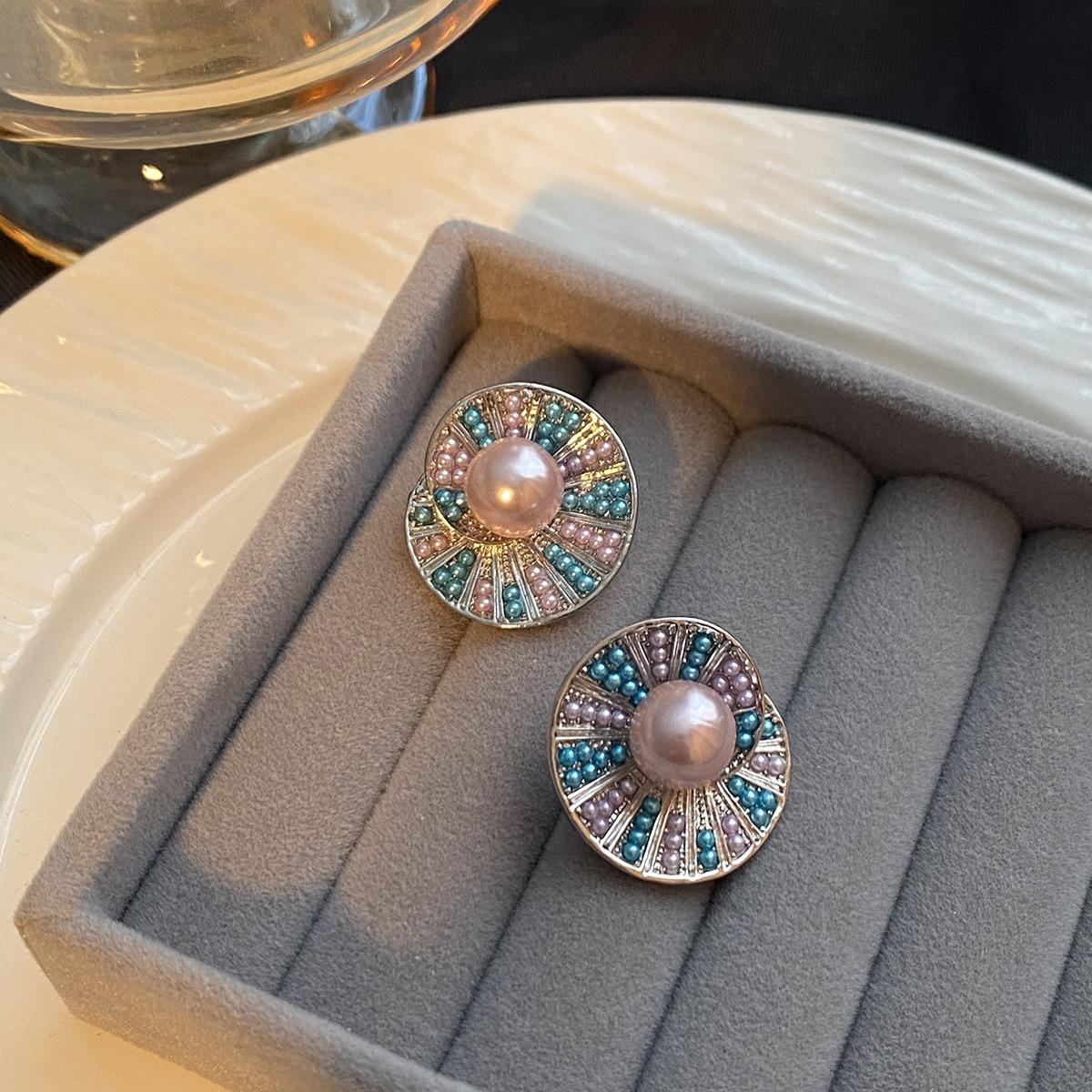 Французские ретро серьги-гвоздики с бриллиантами, Серьги-спирали с жемчугом и светло-голубым мерцающим бриллиантом, Серьги высокого класса с атмосферой темперамента.