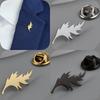 Alfinete de lapela masculino clássico folha de pena, emblema banhado a ouro em aço inoxidável, broche preto para acessórios de terno punk, presente para pai