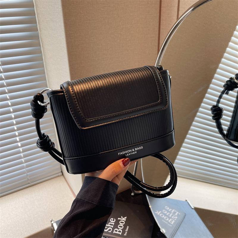 

Premium underarm bag women s Korean version trendy fashion small square bag 2025 new niche simple casual messenger bag 22*9*15 чёрный