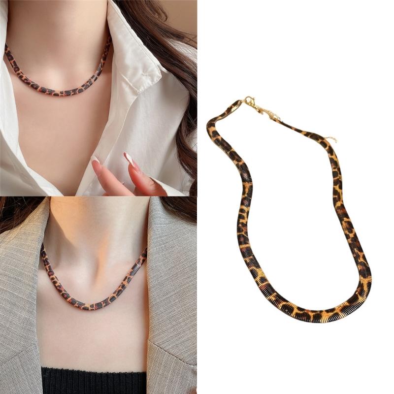 Exaggerated Retro Leopard Print Necklace Sophisticated Leopard and Braided Pattern Necklace Accessory for Modern Women
