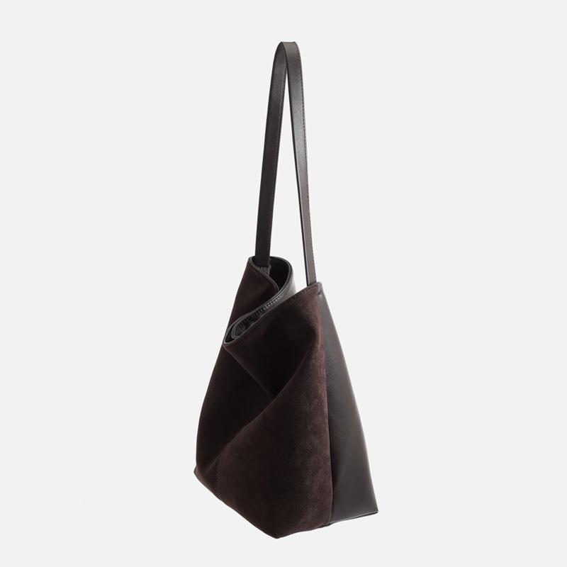 2024 High-End Matte Leather Women's Tote: Autumn/Winter Large Capacity Bucket Bag, Perfect for Versatile Commuting.