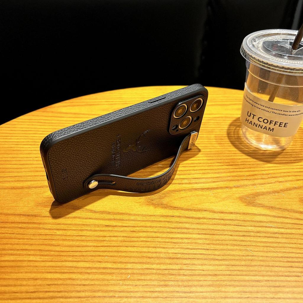 Suitable for Apple 15, Lychee Peel Texture Side Veneer Phone Case, IPhone14promax Wristband Stand 13