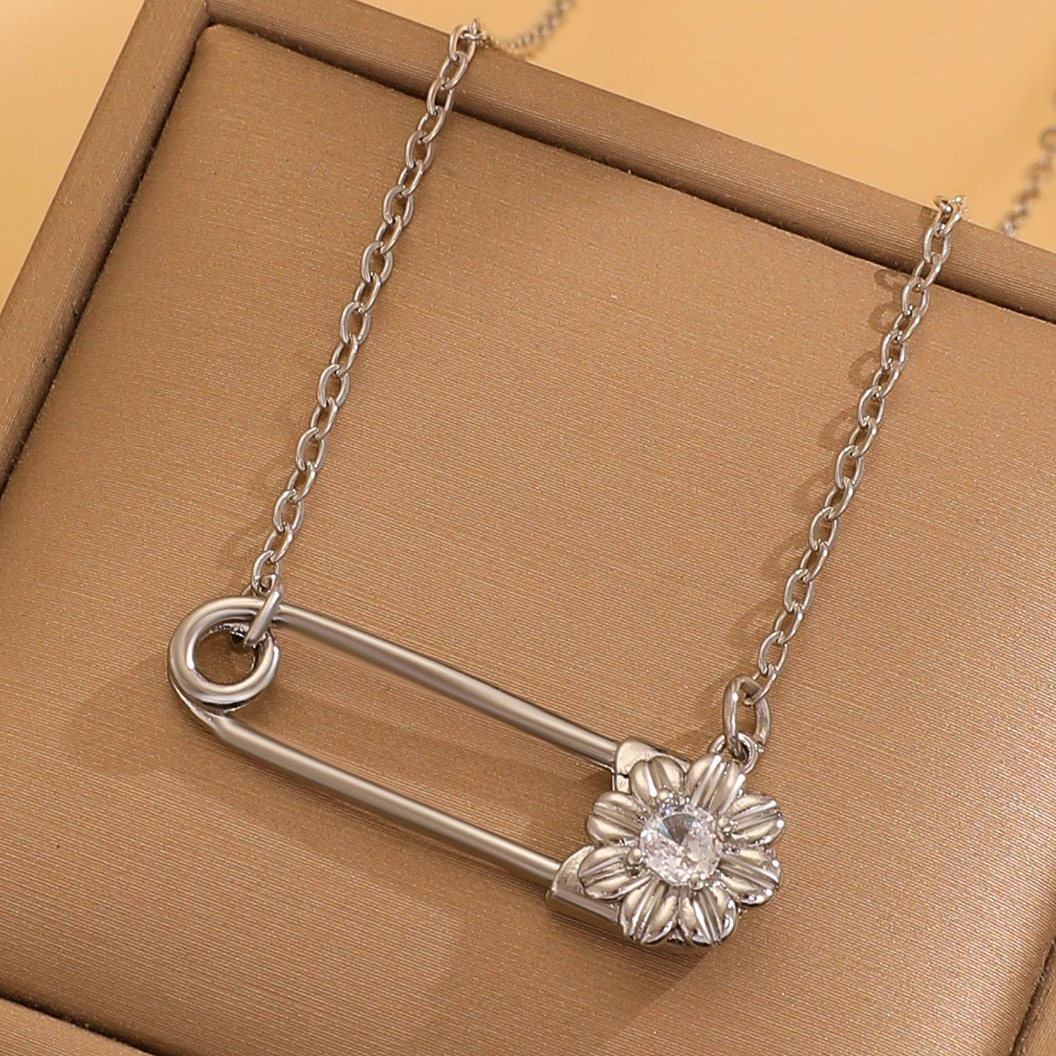 

Простота Премиальное Ощущение Бумажная Скрепка Африканская Хризантема Брошь в Форме Булавки Подвеска-Ожерелье для Женщин 1 pcs серебряный