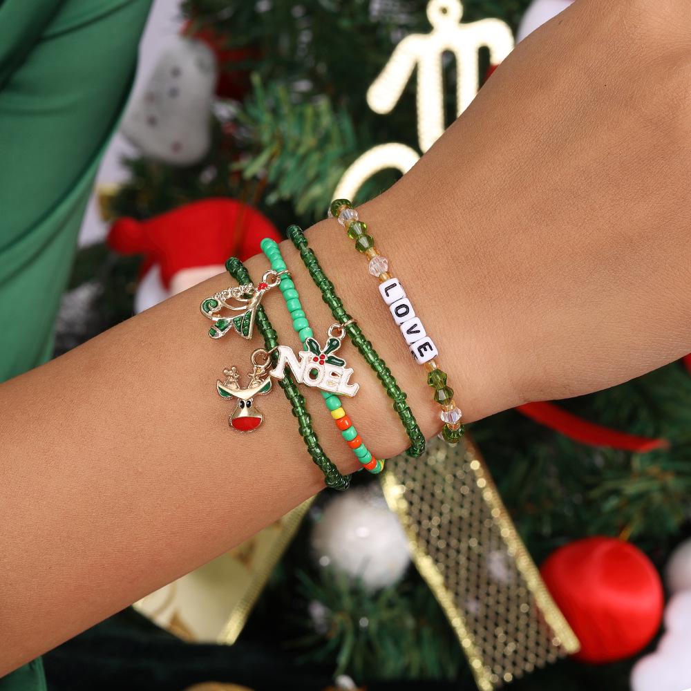 

Набор рождественских браслетов-шармов: Дизайны с оленями, Сантой и веселыми колокольчиками из полимерной глины
