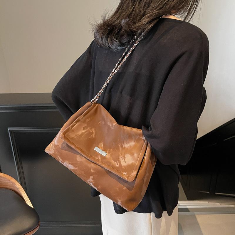 

Large-capacity bag women s 2025 winter new fashion niche women s bag texture chain shoulder bag crossbody tote bag 30*13*20 темно-коричневого