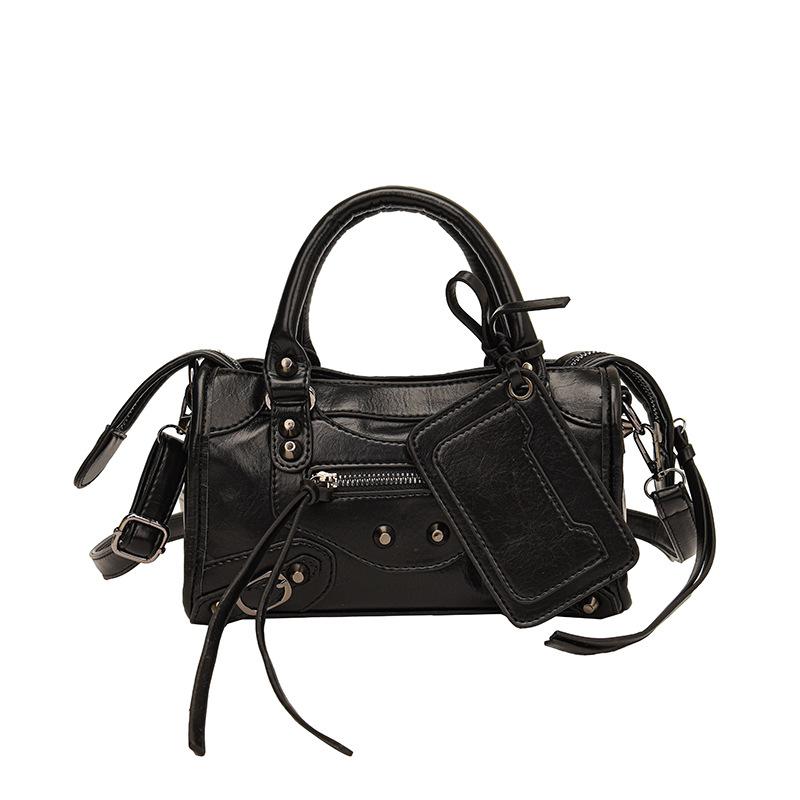 Nouveau sac bandoulière tendance et cool mode rivet pompon sac locomotive pour femmes sac portable épaule diagonale