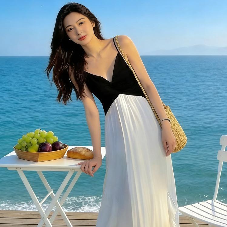 French niche black and white splicing contrasting color dark V-neck suspender dress women's summer vacation style super fairy pleated A-word long dres