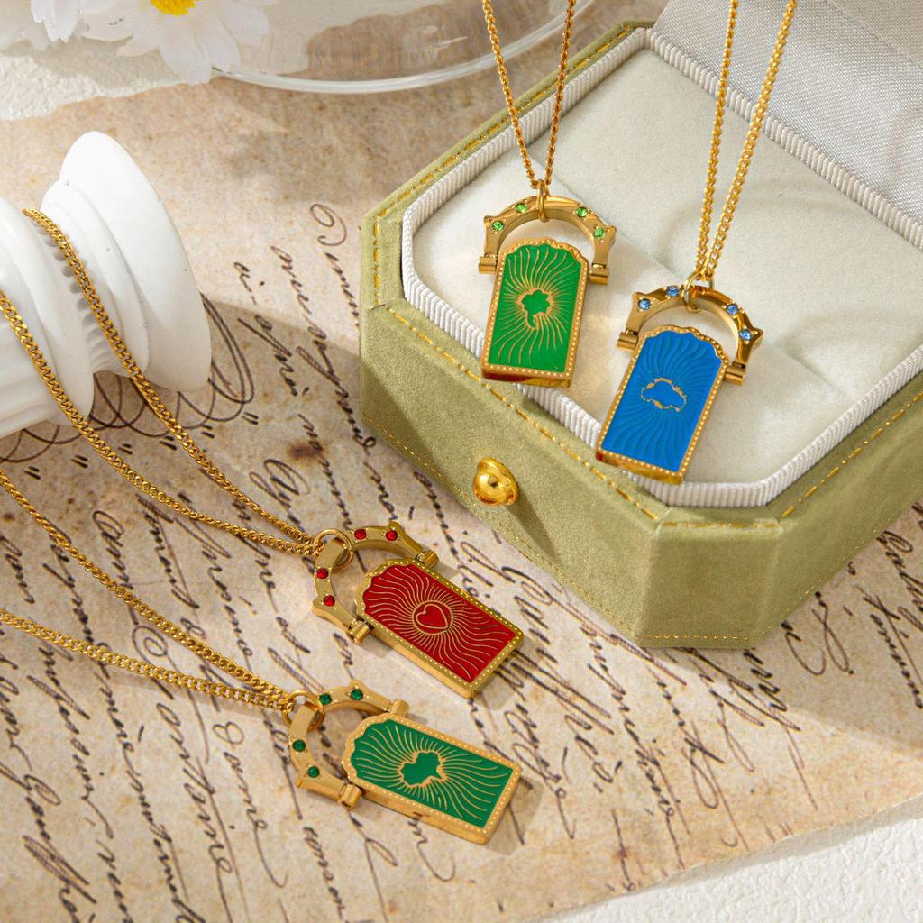 Heart-Shaped Electroplated Rotating Four-Leaf Clover Tree of Life 18K Gold Tarot Card Titanium Steel Necklace