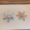 Rotating Snowflake Brooch: Elegant Unisex High-End Sweater Pin, Fashionable Niche Accessory.
