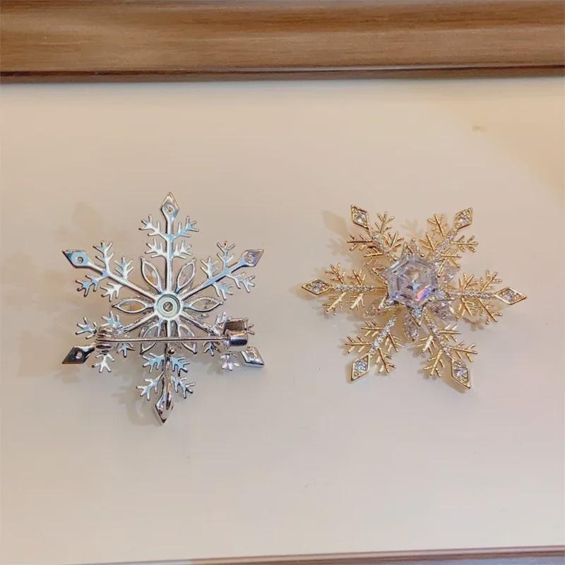 Rotating Snowflake Brooch: Elegant Unisex High-End Sweater Pin, Fashionable Niche Accessory.