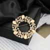 Brosche Retro-Stil Rundes Florales Design Reversnadel mit gefälschtem Opal eingelegt Pullover Kragen Hüte Taschen Mäntel Schals Abzeichen Outfit-Accessoire