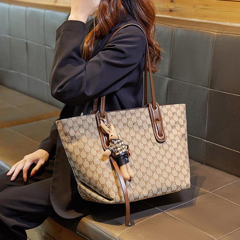 2025 Autumn Winter New Women's Bag Single Shoulder Handbag Commuter Versatile Large Capacity Tote Bag