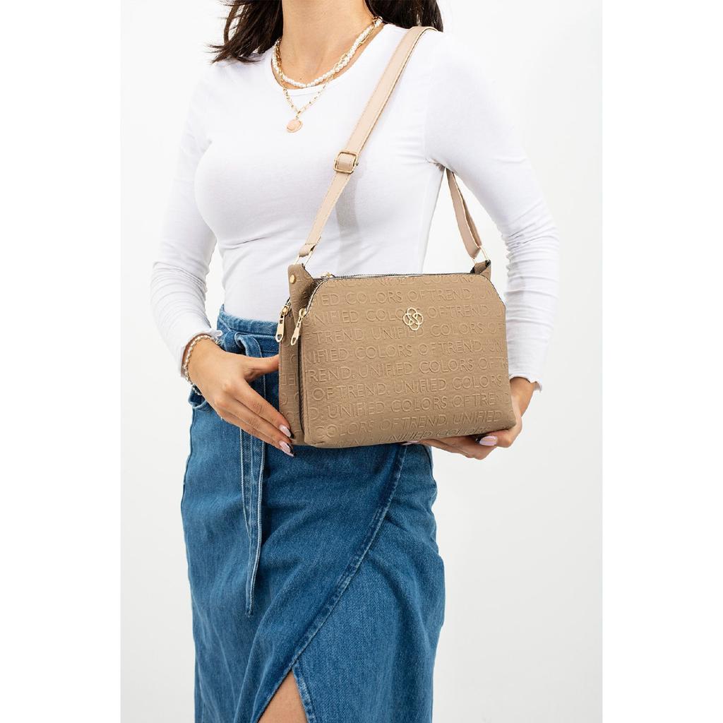 Hochwertige, wasserabweisende Schultertasche mit Kreuzgurt und drei Fächern, in Schwarz mit Textdruck bedruckt