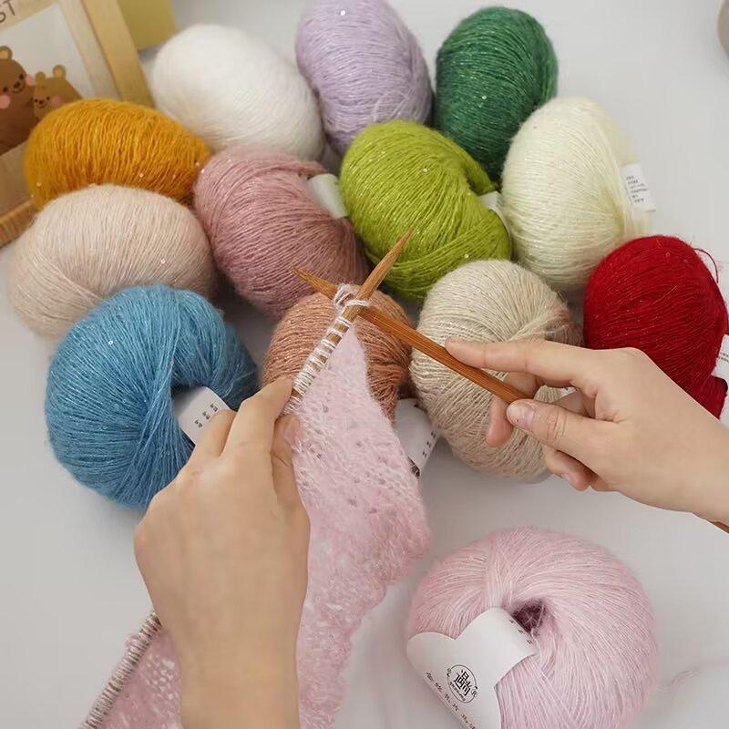 Goldfarbiges Pailletten-Mohair-Garn zum Selbermachen: Perfekt für das Handstricken von Schals, Stolen und Pullovern. Feine Flauschtextur.
