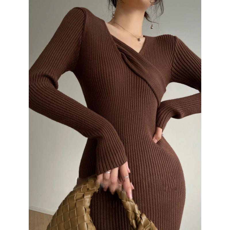 [] Retro and thin waist design sense Autumn and winter versatile V-neck knitted hip-wrapped inner dress