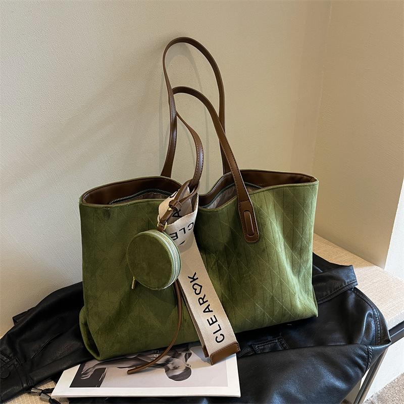 

Textured bag women s large capacity 2025 new matte retro suede shoulder bag commuter fashion tote women s bag 42*14*27 зелений