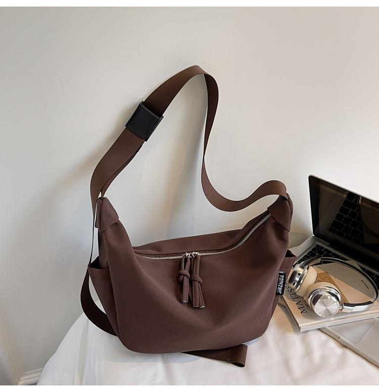 

Casual simple dumpling bag women s bag 2025 new retro large-capacity shoulder messenger bag fashionable and lightweight commuter bag