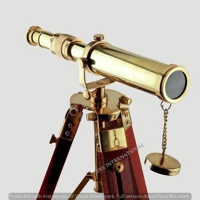 Vintage stil messingteleskop med tre