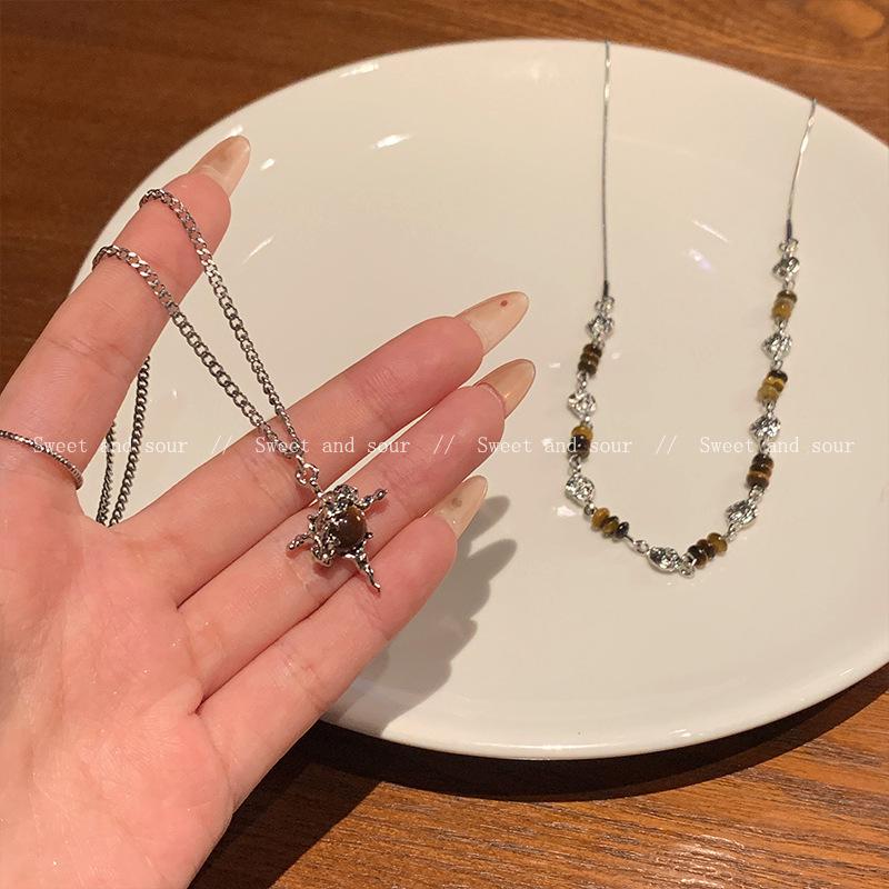 Women's Leather Tiger Eye Layered Necklace - Retro Double-Layer Choker Accessory with High-End Luxury Clavicle Chain.