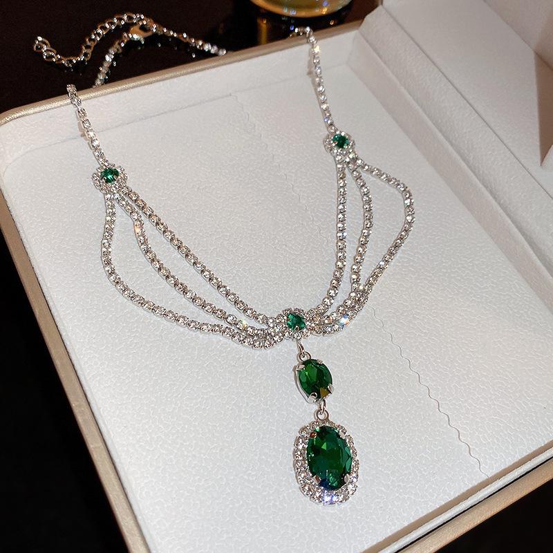 European & American Geometric Water Drop Diamond Necklace: Retro Court Style, High-End Luxury Clavicle Chain for Women.