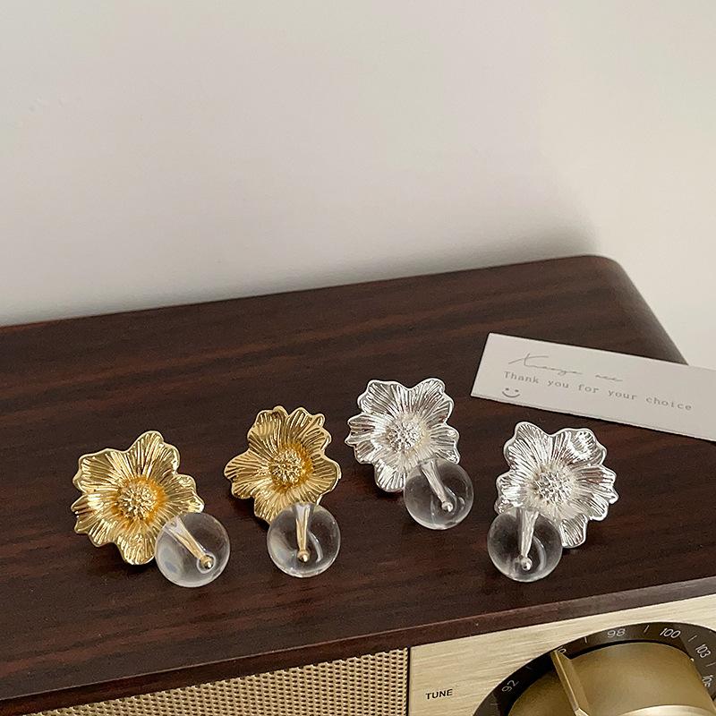 Niche Design Sense Transparent Round Beads Flower Stud Earrings Women'S Retro Light Luxury Elegant Personality Exquisite Versatile Earrings