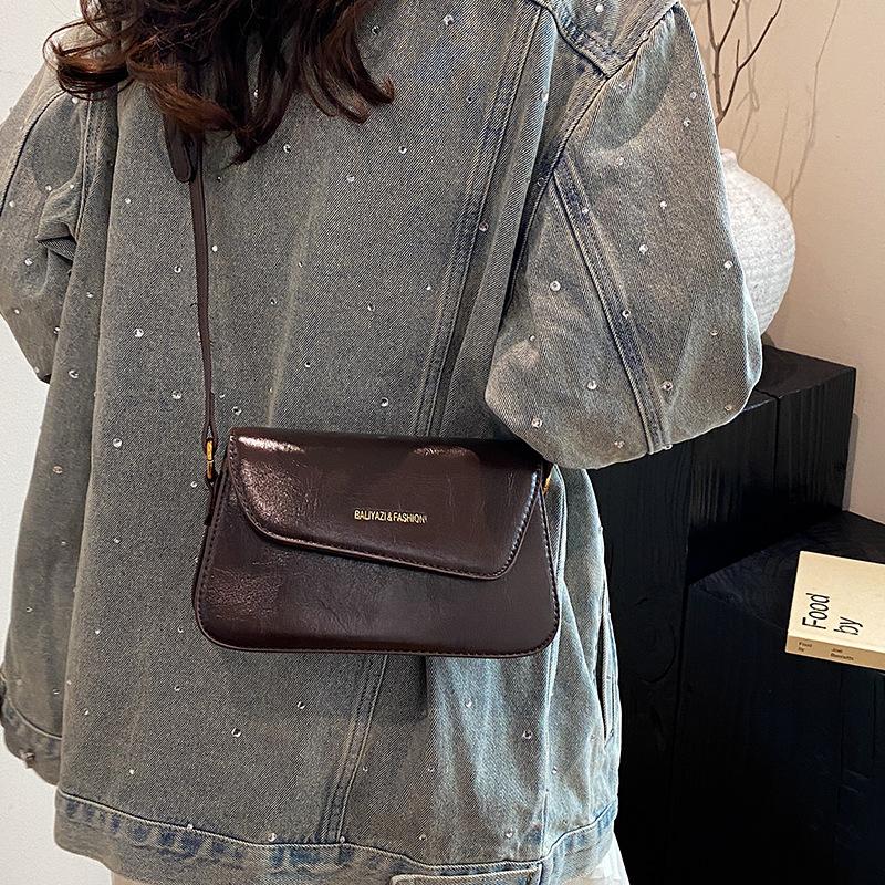 

Премиальная маленькая квадратная сумка Универсальная модная сумка Женская 2025 Новая сумка через плечо Дизайн на одно плечо Подмышечная женская сумка 21*5*13