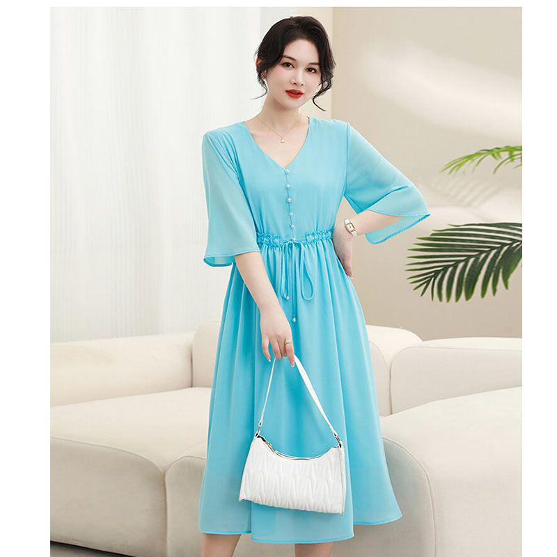

Plus Size Sleeveless V-Neck Chiffon Maxi Dress with Cinched Waist L (95-105 cm) небесно-голубой