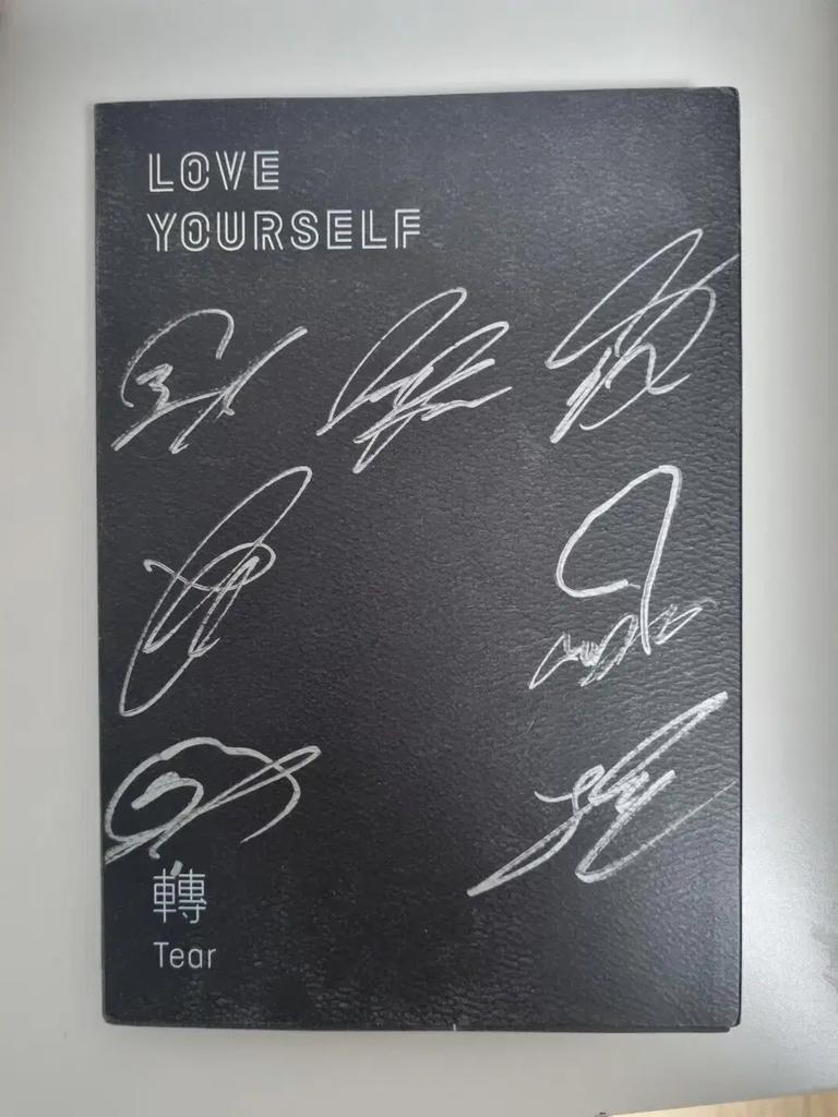 Album BTS Love Yourself Tear, podpisany