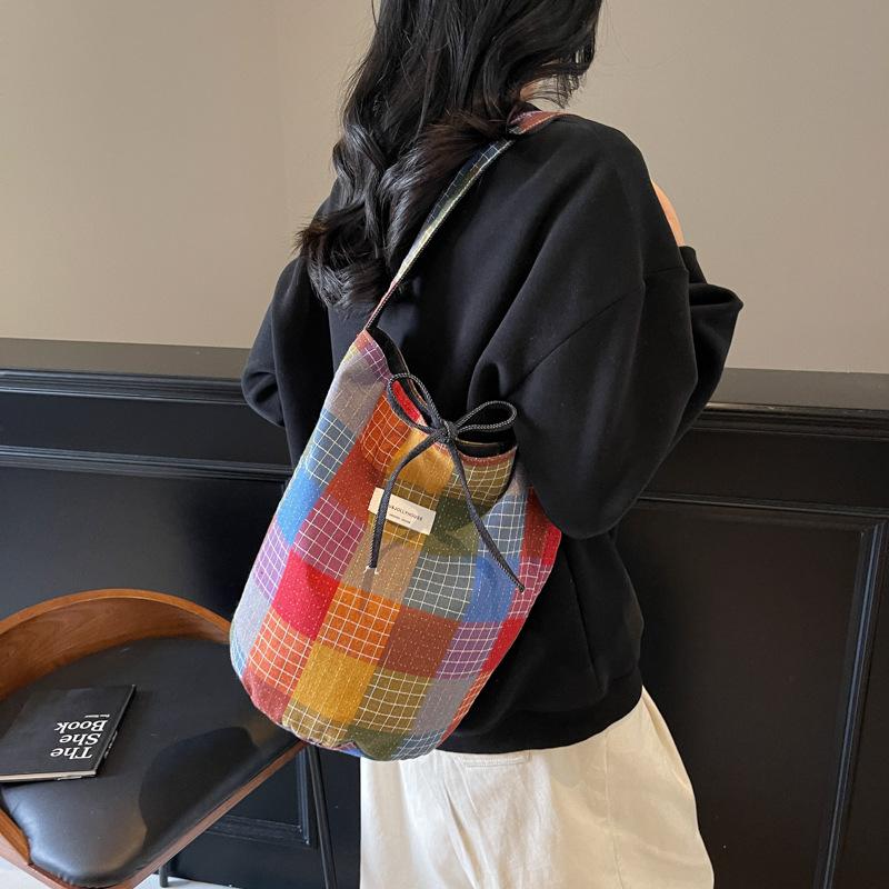 

Large-capacity canvas bag women s spring and summer versatile 2025 new niche design contrasting color shoulder messenger bag bucket bag жёлтый