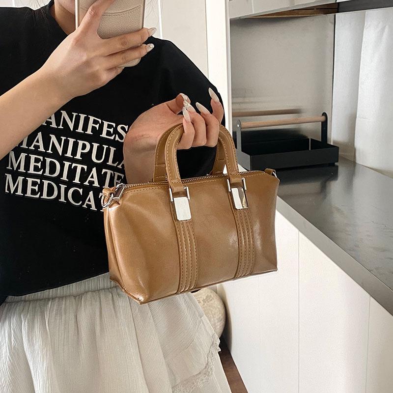 

Премиальный нишевый портативный боулинг бостонская сумка-подушка весна и лето маленькая сумка 2025 новая универсальная сумка-мессенджер