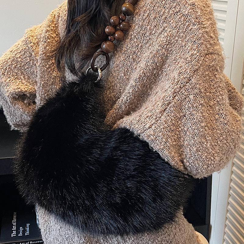 Plush bag women's 2025 autumn new trendy Chinese fashion shoulder bag large capacity commuter armpit bag