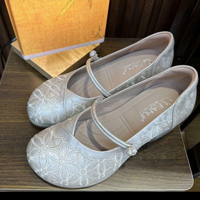 

Spring and summer new Chinese single shoes light mouth versatile cheongsam embroidered single shoes women s black beige autumn 40
