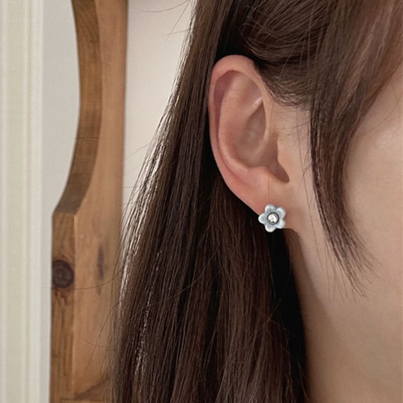 Metamic Ceramic Flower Earring (Baby Blue)