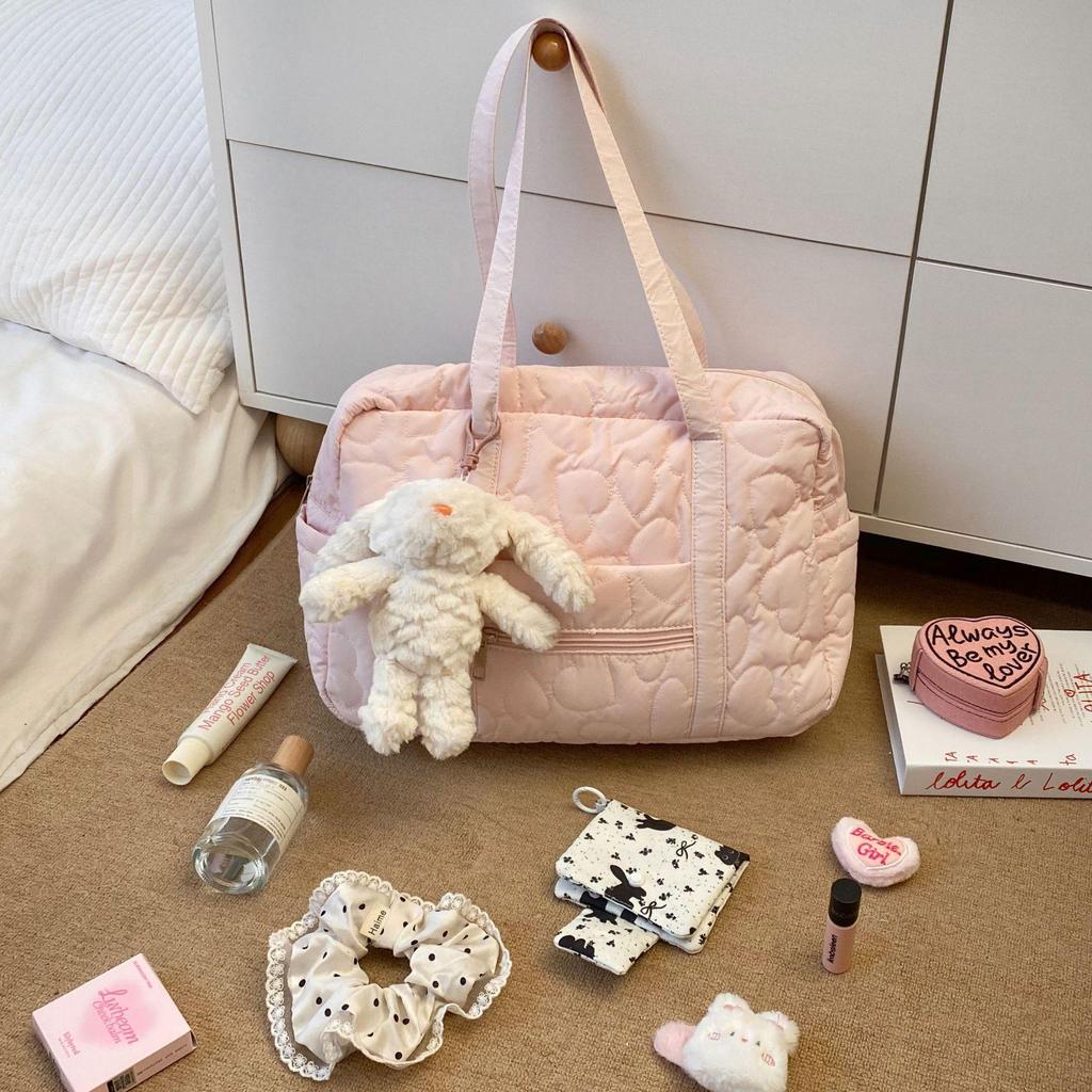 Lehká cestovní taška pro maminky ve tvaru srdce, velkokapacitní crossbody taška přes rameno s průvlekem na držadlo kufru.