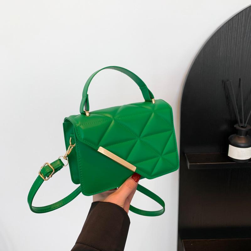

В этом году корейская версия однотонной маленькой свежей 2025 новой нишевой текстурной сумки через плечо в зарубежном стиле маленькая квадратная сумка женская зелёный