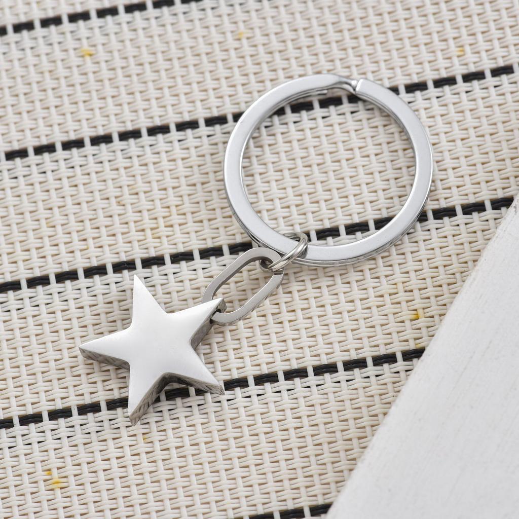 Porte-clés en acier inoxydable étoile à cinq branches Design 3D lisse Pendentif de sac tendance Porte-clés pratique ne se décolore pas