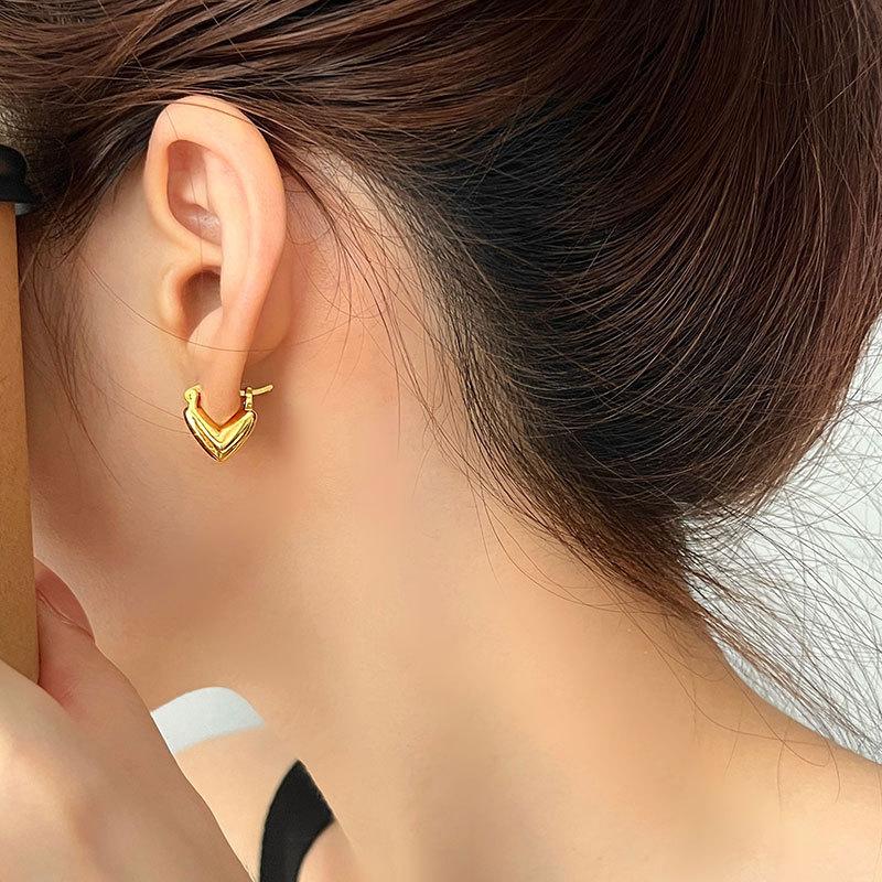 Love Ear Buttons with Light Luxury Niche Design Heart-shaped Earrings Autumn and Winter Style
