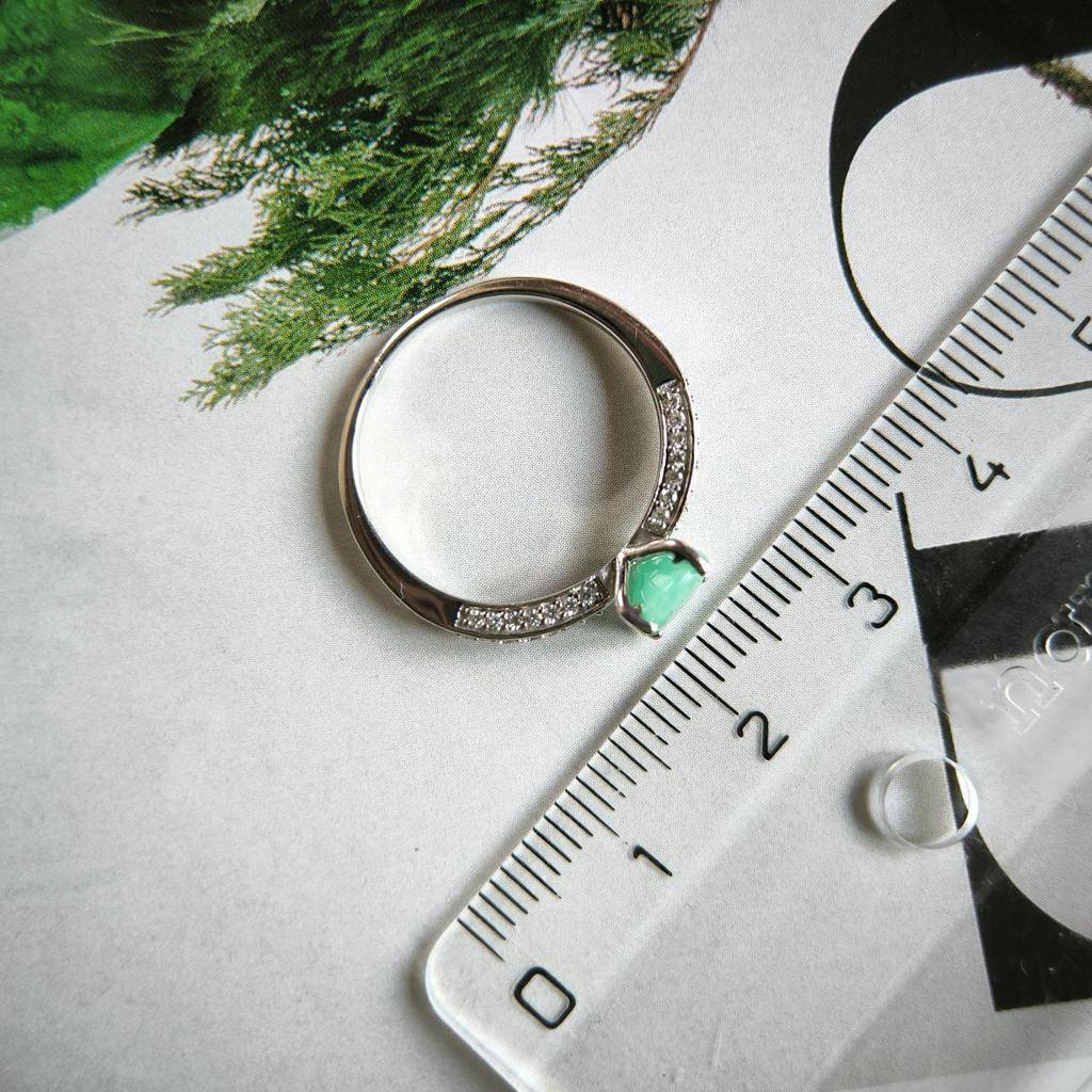 Серебряное кольцо с натуральным изумрудом 1.156ct, вес изделия 1,94 гр (2214137)